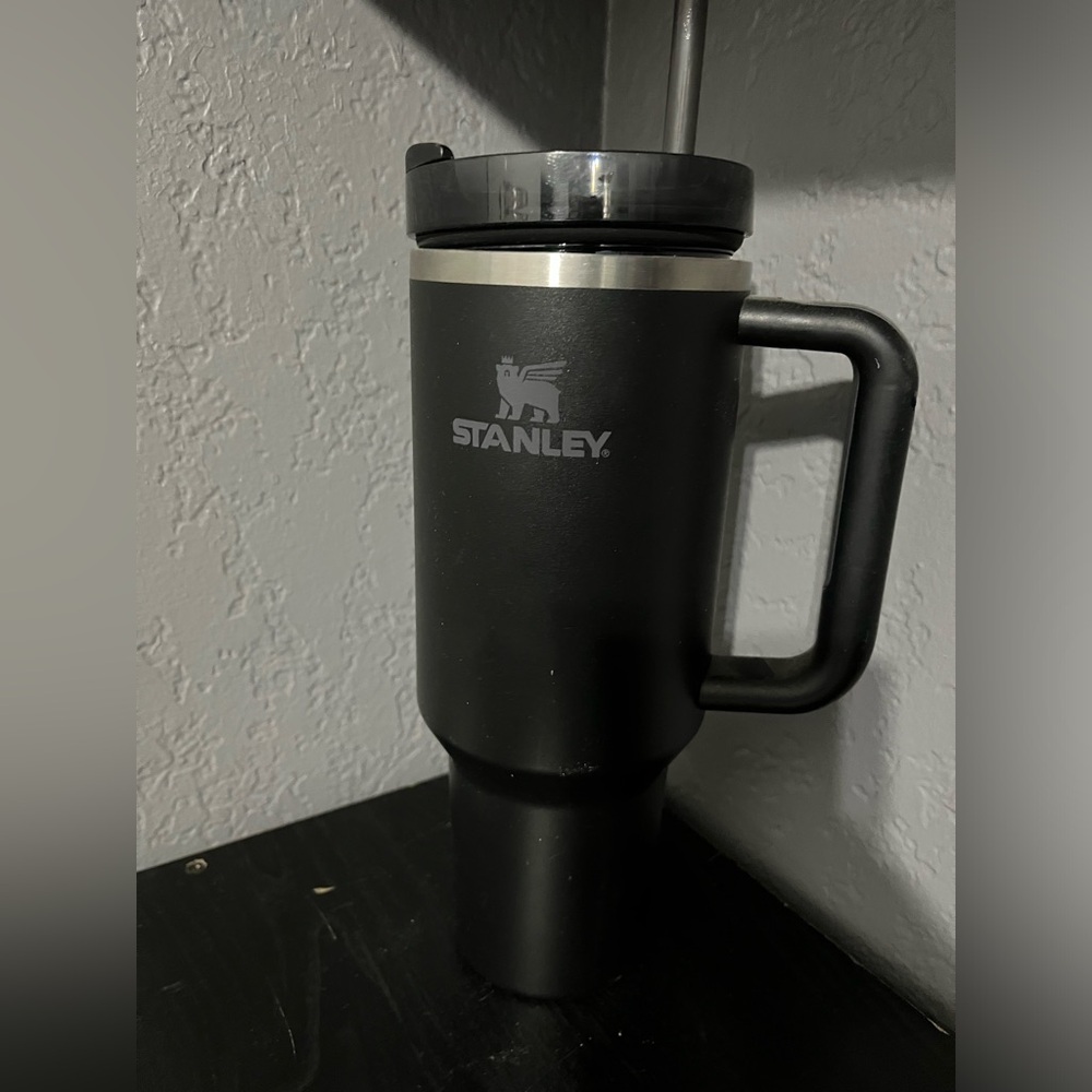 Black 40oz Stanley, some scratches. Black straw included